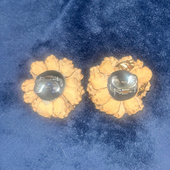 Vintage leather flower clip on earings - Picture 2 of 7
